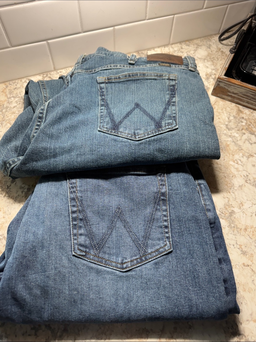 Men’s wrangler Classic Blue Denim relaxed fit Jeans - Mid Wash